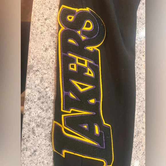 NBA LOS ANGELES LAKERS CLASSIC CHENILLE MEN'S JOGGER - Picture 7 of 13